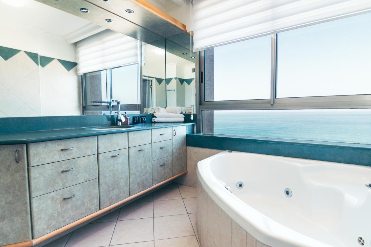 Almog Beach Apt Hotel מלון דירות אלמוג ביץ' Haifa Buitenkant foto