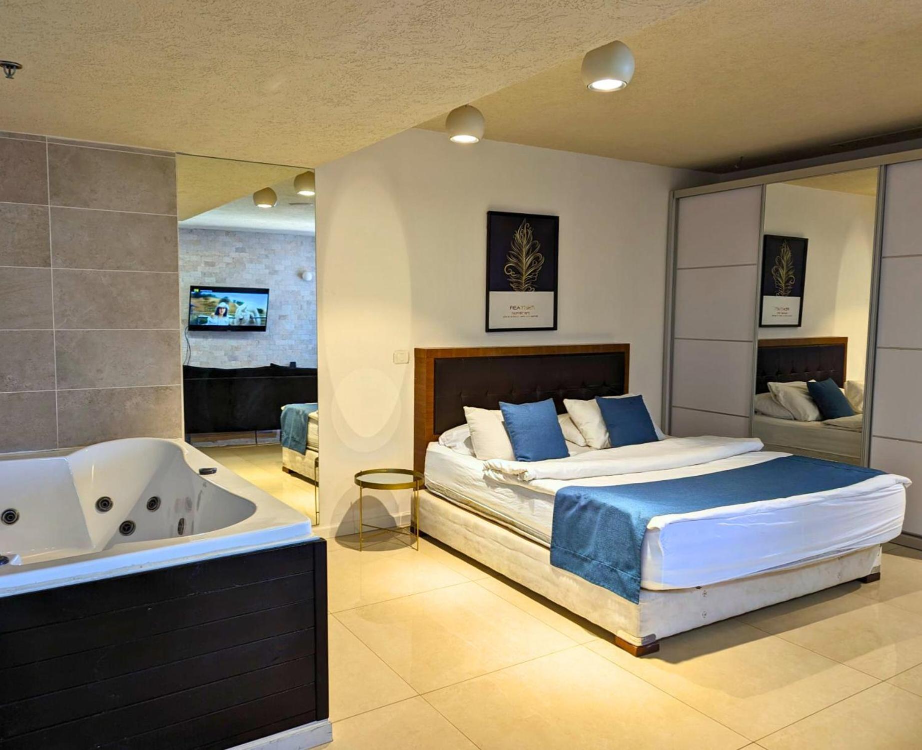 Almog Beach Apt Hotel מלון דירות אלמוג ביץ' Haifa Buitenkant foto