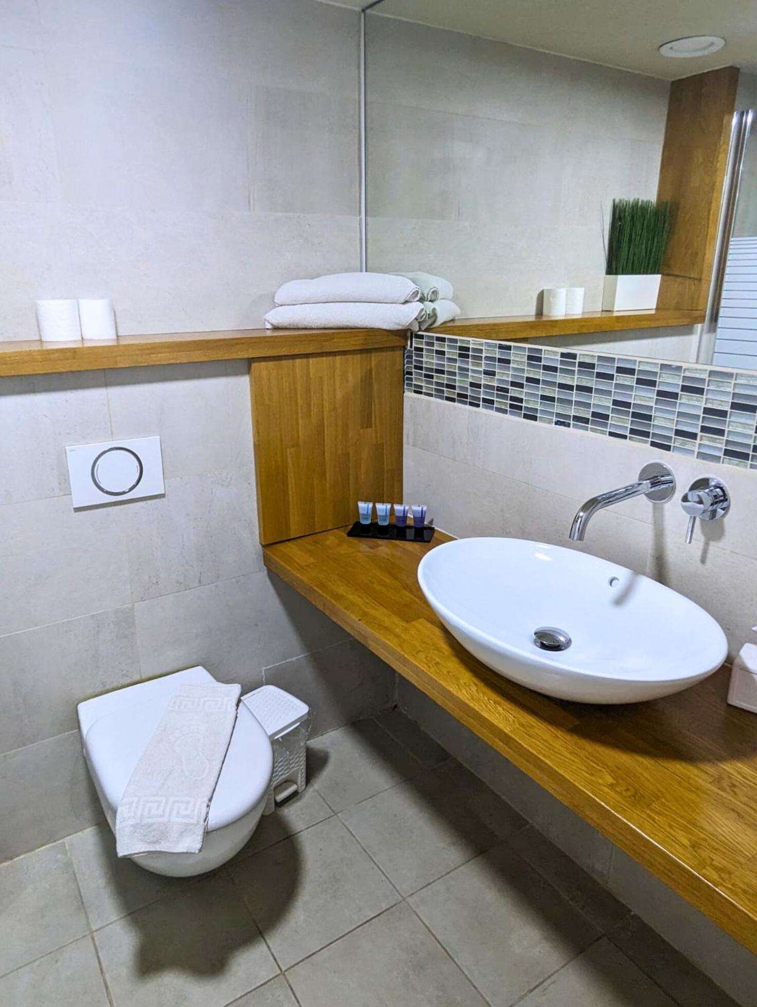 Almog Beach Apt Hotel מלון דירות אלמוג ביץ' Haifa Buitenkant foto