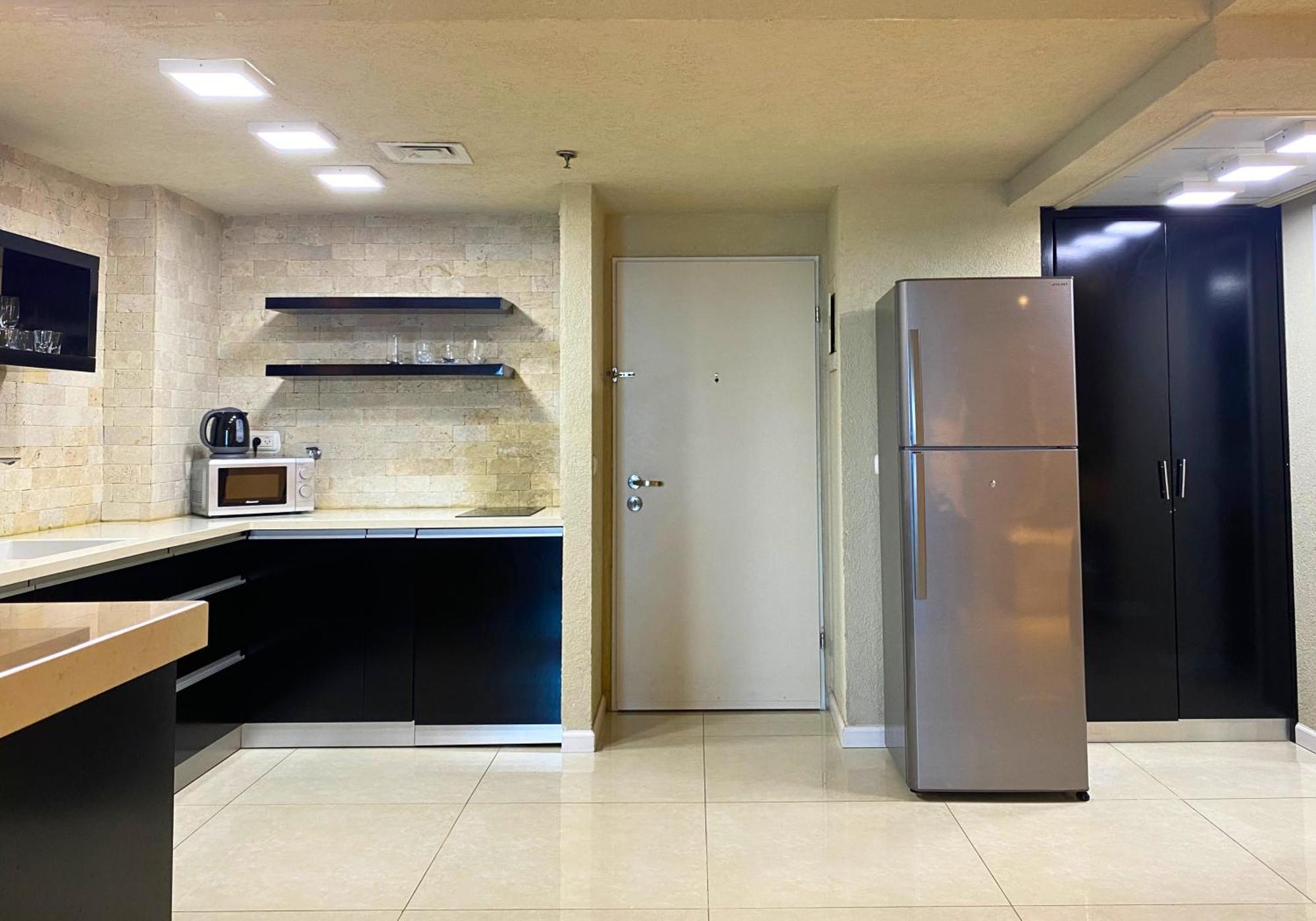 Almog Beach Apt Hotel מלון דירות אלמוג ביץ' Haifa Buitenkant foto